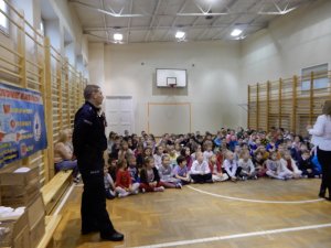 Mundurowi na spotkaniu z dziećmi przed zbliżającymi się feriami