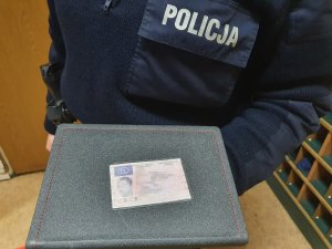 Zdjęcie przedstawia zabezpieczone przez policjantów prawo jazdy