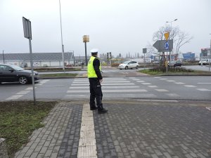 Policjant ruchu drogowego podczas działań na drogach