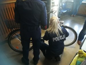 policjantki nanoszą numer identyfikacyjny na ramę