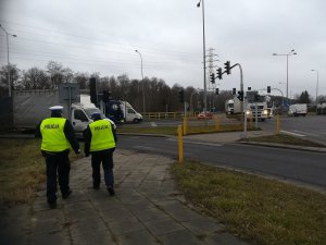 policjanci patrolujący obszar skrzyżowania