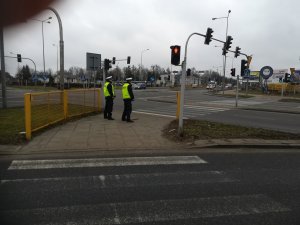 mundurowi monitorujący przejście dla pieszych i przejazd dla rowerzystów