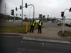 policjanci ruchu drogowego patrolujący rejon skrzyżowania