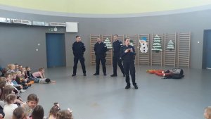 policjanci odwiedzający przedszkolaków w trakcie ferii