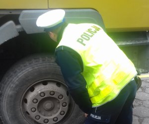 Policjanci ruchu drogowego podczas działań BUS-TRUCK