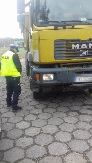 Policjanci ruchu drogowego podczas działań BUS-TRUCK