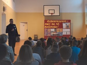 Spotkanie profilaktyczne mundurowych z dziećmi w Chodczu