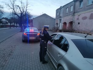 policjantka kontroluje dokumenty kierującego