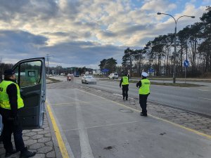 policjant z oddziałów prewencji zatrzymuje pojazd do kontroli