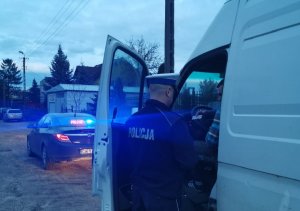 policjant kontroluje kierującego autem dostawczym