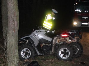 Policjanci podczas zabezpieczania miejsca wypadku drogowego