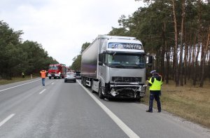 policjant przeprowadza oględziny pojazdów