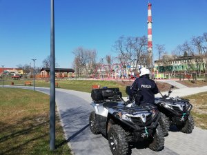 Kontrola miejsc przez policjantów przy wykorzystaniu quadów