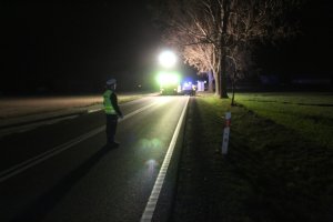 Policjanci ruchu drogowego podczas czynności w sprawie wypadku drogowego na drodze k-62 w powiecie włocławskim