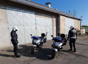 Policjanci ruchu drogowego podczas patrolu z wykorzystaniem motocykli