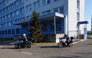 Policjanci ruchu drogowego podczas patrolu z wykorzystaniem motocykli