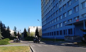 Policjanci ruchu drogowego podczas patrolu z wykorzystaniem motocykli