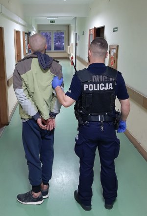 Policjant podczas wykonywanych czynności w sprawie kradzieży tabletu