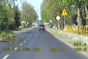 zdjęcie z wideorejestratora przedstawiające rozpędzone auto