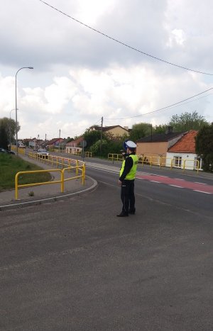 policjant sprawdza prędkość pojazdu