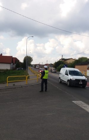 policjant podczas działań na drodze