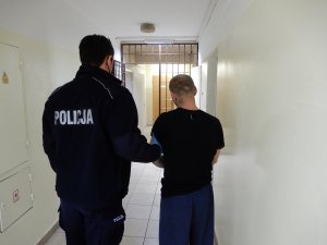 Policjant podczas czynności z zatrzymanym w sprawie rozboju