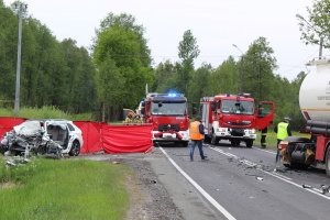 Policjanci podczas czynności w sprawie wypadku drogowego