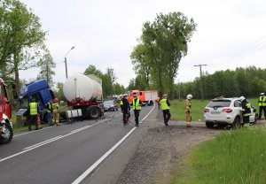 Policjanci podczas czynności w sprawie wypadku drogowego