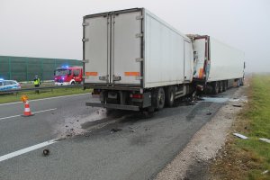 Policjanci podczas zabezpieczania i ustalania przyczyn wypadku drogowego na włocławskim odcinku autostrady A-1