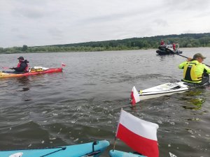 policjanci monitorują spływ kajakowy