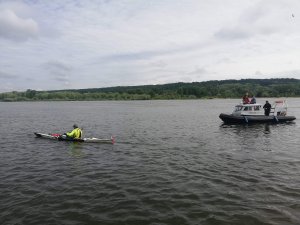 policjanci zapewniają bezpieczeństwo kajakarzom