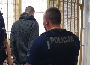 Policjanci podczas czynność z sprawcą zniszczenia warzyw na stoisku