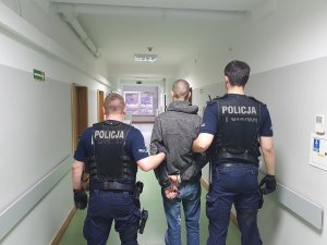 Policjanci podczas czynność z sprawcą zniszczenia warzyw na stoisku