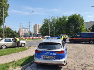 Wspólne działania policjantów włocławskiej drogówki i strażników ochrony kolei na przejeździe we Włocławku