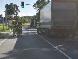 Policjanci ruchu drogowego podczas obsługi kolizji drogowej z udziałem dwóch ciężarówek we Włocławku