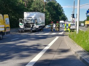 Policjanci ruchu drogowego podczas obsługi kolizji drogowej z udziałem dwóch ciężarówek we Włocławku