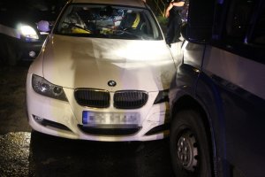 Policjanci podczas działań związanych z pościgiem za kierowcą bmw, który nie zatrzymał się do kontroli