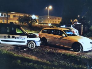 Policjanci podczas działań związanych z pościgiem za kierowcą bmw, który nie zatrzymał się do kontroli