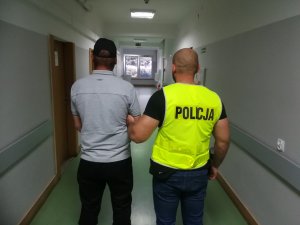 Policjanci wykonujący czynności w sprawie przywłaszczenia terminala, podczas zatrzymania sprawcy