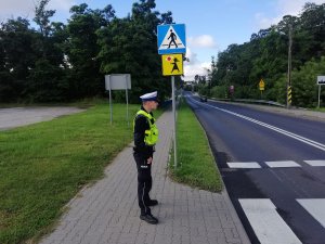 Policjant RD przed przejściem dla pieszych