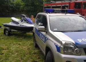 Policjanci podczas pikniku prezentują sprzęt dzieciom