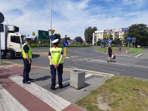 policjanci zwracają uwagę na pieszych i kierujących pojazdami