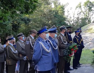 Służby mundurowe podczas składania kwiatów w 100. Rocznicę Bitwy Warszawskiej