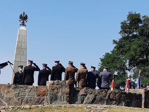 Służby mundurowe podczas składania kwiatów w 100. Rocznicę Bitwy Warszawskiej