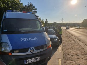 Policjanci ruchu drogowego podczas kontroli pojazdu marki audi