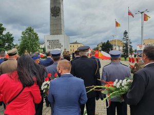 Delegacja służb mundurowych składa wiązankę pod pomnikiem i oddaje hołd wszystkim, którzy oddali swoje życie za Ojczyznę. Uroczystość odbyła się na Placu Wolności we Włocławku