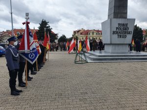 Delegacja służb mundurowych składa wiązankę pod pomnikiem i oddaje hołd wszystkim, którzy oddali swoje życie za Ojczyznę. Uroczystość odbyła się na Placu Wolności we Włocławku