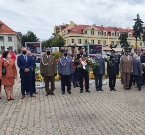 Delegacja służb mundurowych składa wiązankę pod pomnikiem i oddaje hołd wszystkim, którzy oddali swoje życie za Ojczyznę. Uroczystość odbyła się na Placu Wolności we Włocławku