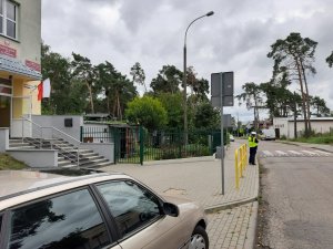 Policjanci podczas działań przy szkołach w pierwszych dniach nauki.