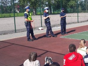 Policjanci ruchu drogowego wspólnie z profilaktykiem prewencyjnym na spotkaniu z dziećmi w Szkole Podstawowej w Chodczu.